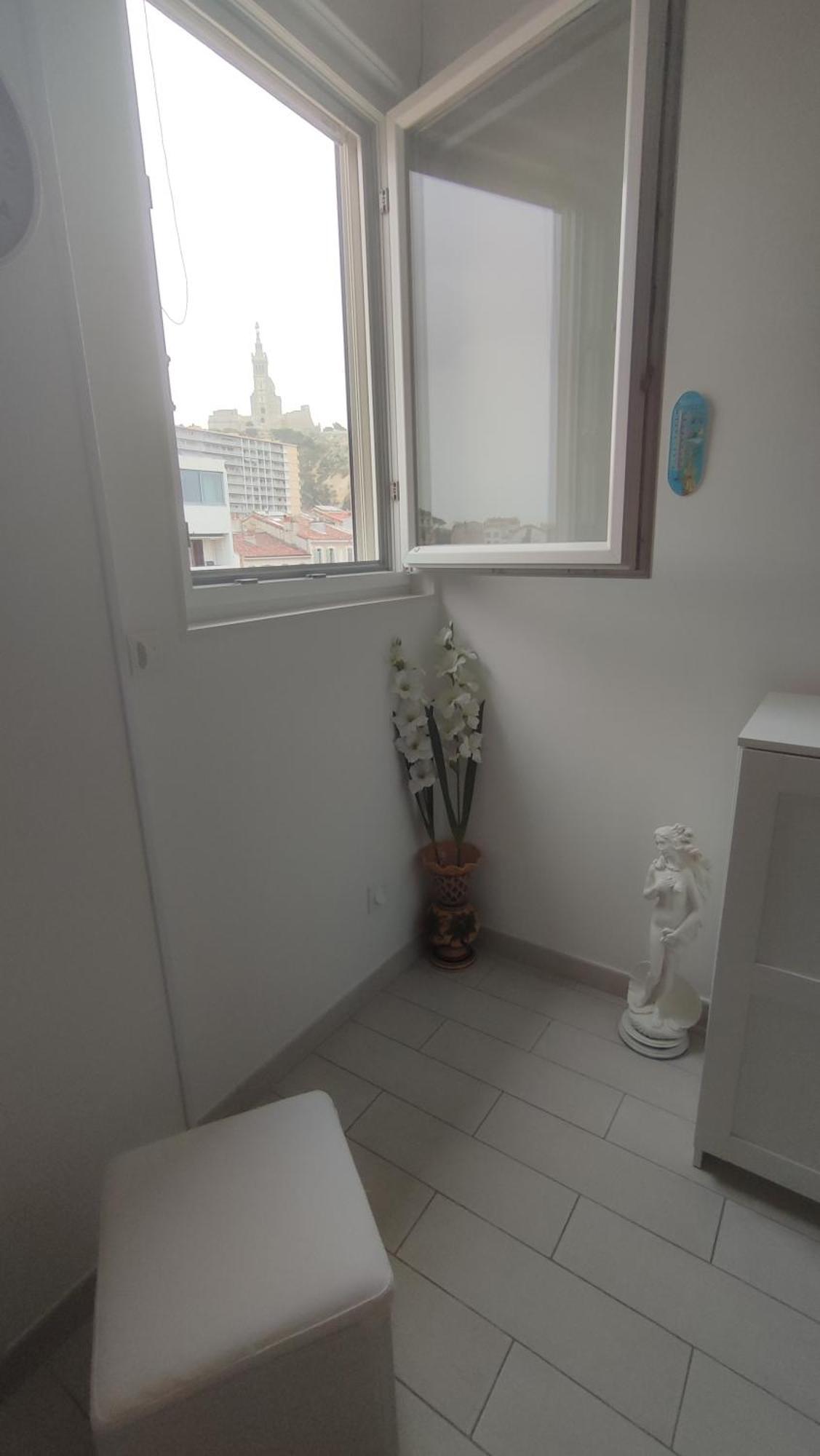 T2 Vue Sur La Basilique De Notre Dame De La Garde Appartement Marseilles