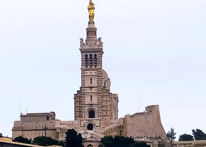 T2 Vue Sur La Basilique De Notre Dame De La Garde